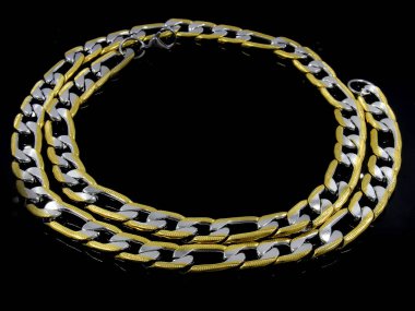 Mücevher zinciri. Kolye paslanmaz çelik. Bir arka plan rengi