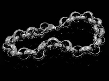 Takı bilezik. Bileklik. Paslanmaz çelik. Bir arka plan rengi