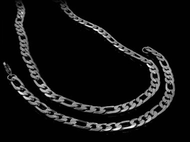 Takı seti. Zincir ve bilezik. Paslanmaz çelik. Bir arka plan rengi