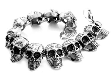 Erkekler için takı bilezik. Kafatasları, haçlar ve klasik. Paslanmaz çelik. Bir renk arka plan