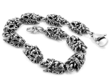 Erkekler için takı bilezik. Kafatasları, haçlar ve klasik. Paslanmaz çelik. Bir renk arka plan