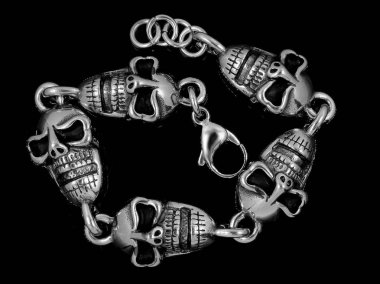 Erkekler için takı bilezik. Kafatasları, haçlar ve klasik. Paslanmaz çelik. Bir renk arka plan