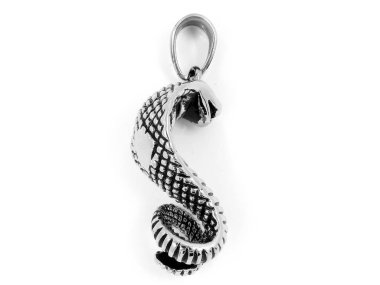 Takı kolye yılan. Paslanmaz çelik. Bir arka plan rengi