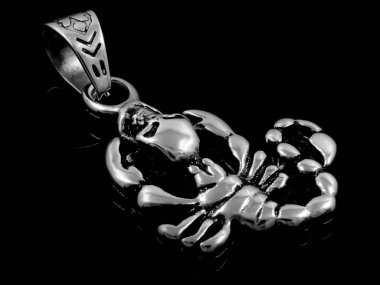 Takı kolye akrep. Paslanmaz çelik. Bir arka plan rengi.