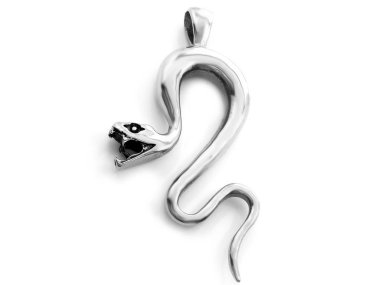 Takı kolye yılan. Paslanmaz çelik. Bir arka plan rengi