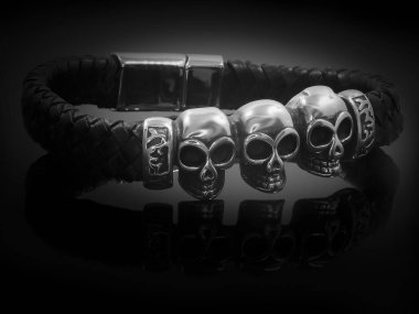 Takı erkekler için. Kafatası paslanmaz çelik. Bir arka plan rengi