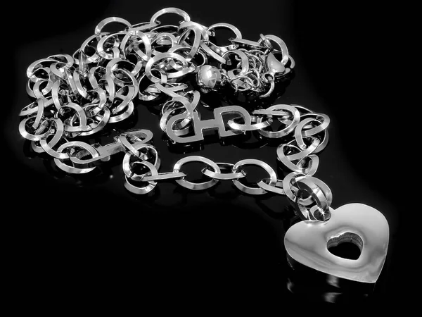 Gümüş Mücevher Kalp Kolye Paslanmaz Çelik Bir Arka Plan Rengi — Stok fotoğraf