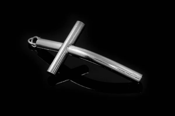 ジュエルペンダント。ネックレスの十字架ステンレススチール. — ストック写真