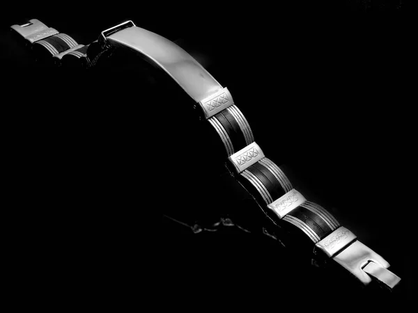 Серебряный браслет. нержавеющая сталь — стоковое фото