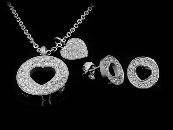 Juweel set. Ketting en oorbellen. Roestvrijstaal en Cubic Zirconia. — Stockfoto