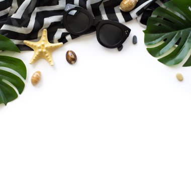 Flatlay plaj aksesuarları beyaz arka plan üzerinde. Üstten görünüm seyahat veya tatil kavramı. Yaz arka plan.
