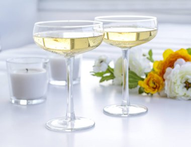 İki bardak şampanya çiçek ve mum. Güzel düğün dekorasyon.