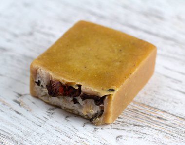 Doğal el yapımı Sabun bar ahşap arka plan üzerinde.