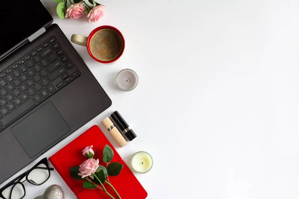 Lugar Trabajo Las Mujeres Con Teclado Portátil Velas Vasos Cuaderno —  Fotos de Stock