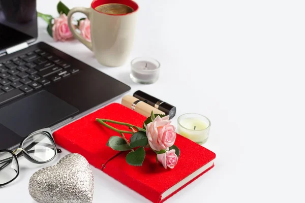 Kvinnors Arbetsplatsen Med Laptop Tangentbord Ljus Glas Notebook Kaffe Läppstift — Stockfoto