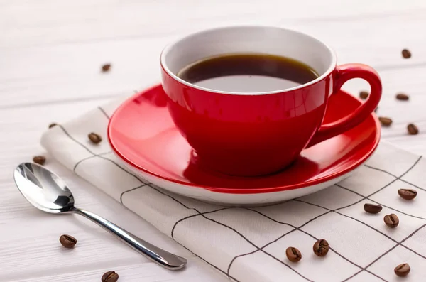 Cangkir kopi dan biji kopi dengan latar belakang kayu putih — Stok Foto