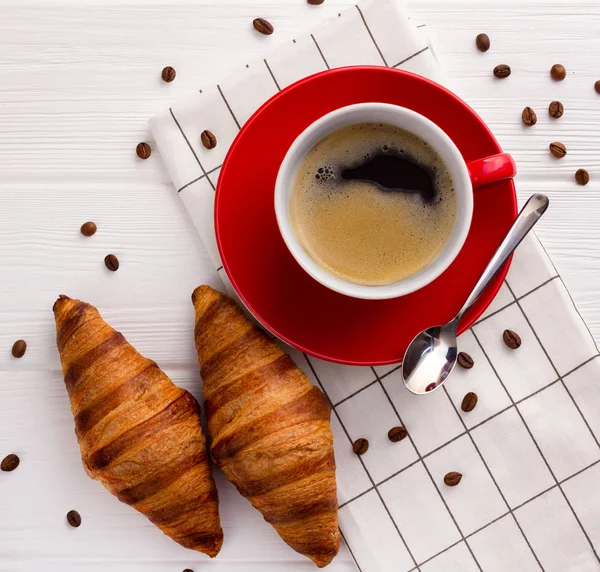 Croissant Una Taza Café Sobre Una Mesa Madera Blanca Desayuno — Foto de Stock