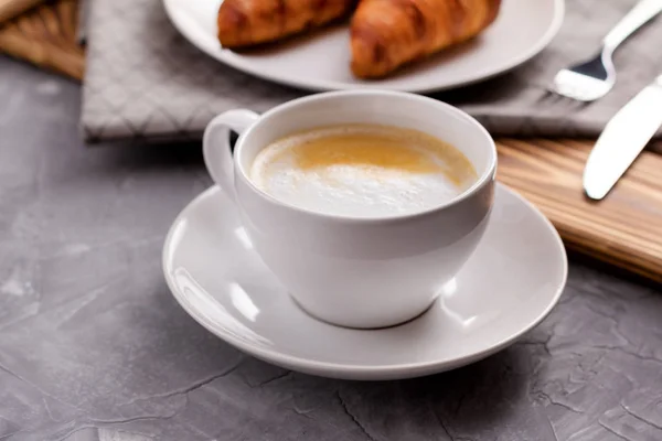 Taza blanca de café sobre fondo de piedra de hormigón gris . — Foto de Stock