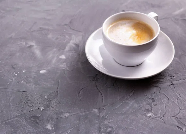 Taza blanca de café sobre fondo de piedra de hormigón gris . — Foto de Stock