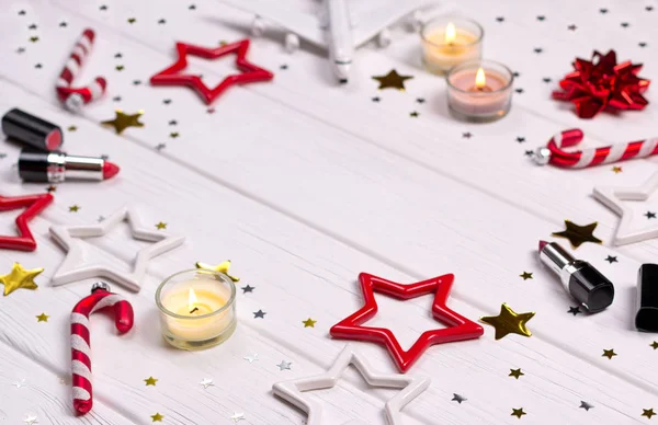 Flatlay Natal dan dekorasi tahun baru di meja kayu putih dengan kosmetik dan aksesoris . — Stok Foto