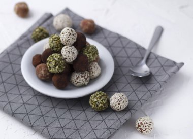 Susam, kerob ve kenevir ile sağlıklı organik enerji ısırıkları.