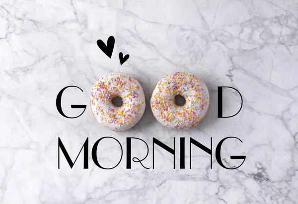Dois donuts e corações. Boa manhã saudação escrita em mármore g — Fotografia de Stock