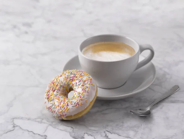 Beyaz mermer arka planda renkli donut ile Kahve. — Stok fotoğraf