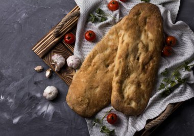 Domates, sarımsak ve maydanoz ile ahşap tepsi üzerinde lezzetli taze tandır ekmek. Ulusal Gürcü mutfağı ve yemekleri.