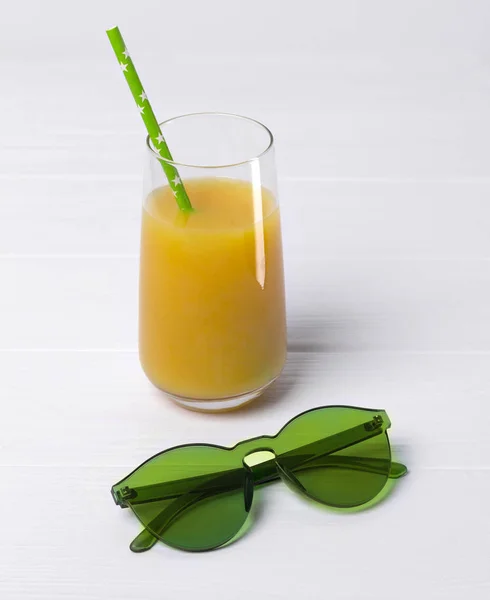 Παραλία ιδέα με χυμό πορτοκαλιού, άχυρο, γυαλιά ηλίου. — Φωτογραφία Αρχείου