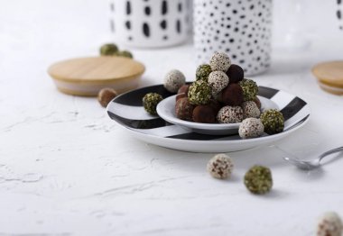 Eko ev yapımı tatlı. Kurutulmuş meyve ve fındık Tatlı çiğ topları.