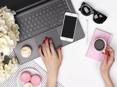 Ofis işleri p üzerinde çalışırken kadın el kahve fincan tutma