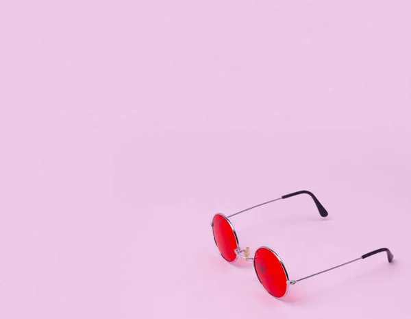 Red sunglasses on pastel pink background with copy space. — Stock Photo, Image