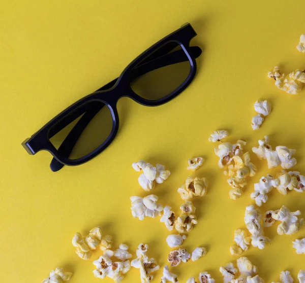 Popcorn und 3D-Gläser am gelben Tisch. — Stockfoto