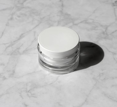 Kozmetik krem, doğal sert ışık, mar derin gölgeler ile Kavanoz