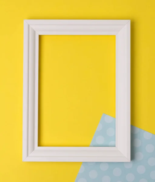 Порожній каркас плоский лежав на жовтому і синьому точковому фоні — стокове фото