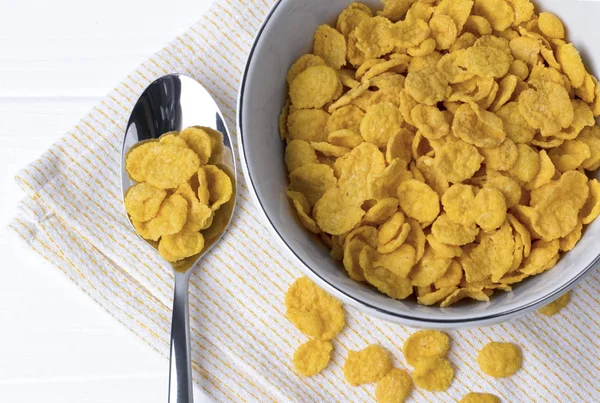 Cornflakes am weißen Holztisch. — Stockfoto