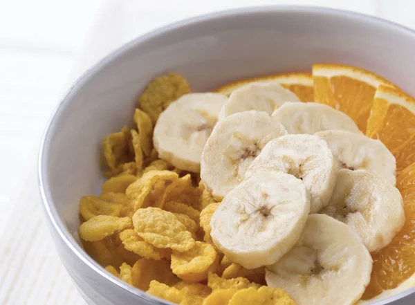 Здоровий сніданок - миска кукурудзяних пластівців та фруктів — стокове фото