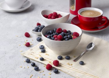 Yulaf ezmesi, kahve ve çilek ile sağlıklı kahvaltı.