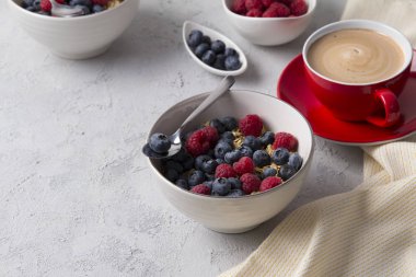 Yulaf ezmesi, kahve ve çilek ile sağlıklı kahvaltı.