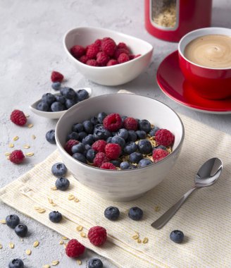 Yulaf ezmesi, kahve ve çilek ile sağlıklı kahvaltı.