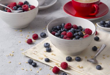 Yulaf ezmesi, kahve ve çilek ile sağlıklı kahvaltı.