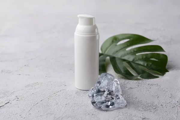 Recipiente de garrafa cosmética com gelo. Rótulo em branco para branding moc — Fotografia de Stock