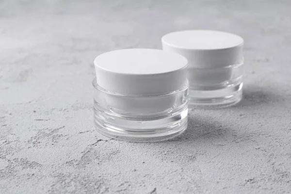 Dois recipientes de jarro de cosméticos em fundo de concreto. Rótulo branco — Fotografia de Stock