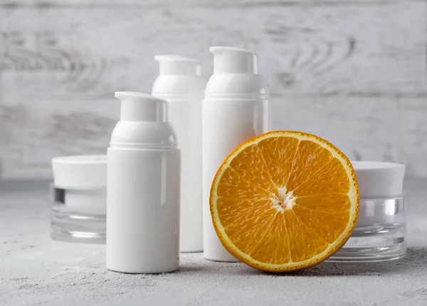 Conjunto de recipientes de garrafa de cosméticos com laranja. Rótulo em branco para branding mock-up . — Fotografia de Stock