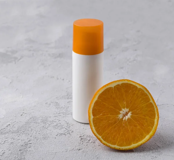 Recipiente de garrafa cosmética com laranja. Rótulo em branco para branding mockup . — Fotografia de Stock
