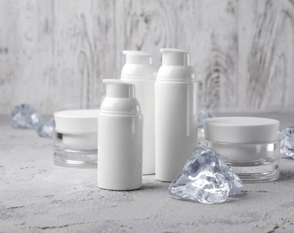 Gri masada buz ile kozmetik krem şişe seti