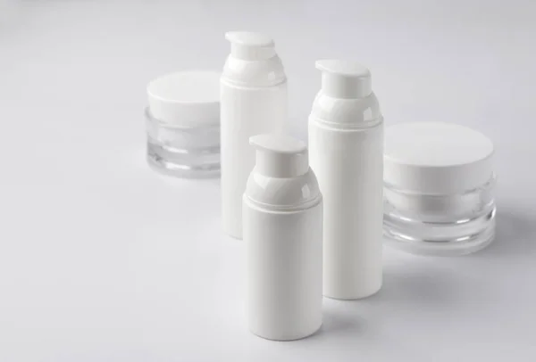 Conjunto de garrafas de creme cosmético no fundo branco — Fotografia de Stock