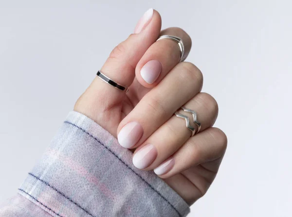 Beautiful woman's hands with ombre gradient nail design on the l — Stock Photo, Image