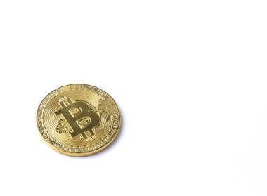 Altın bitcoin beyaz arka plan üzerinde izole. Üstte görüntü
