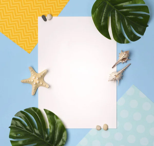 Тропічні пальми листя, чистий папір, мушлі, морська зірка на пастелі ви — стокове фото